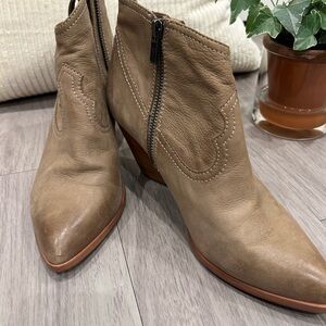 Frye Tan Leather Ankle Boots – Women’s 8.5M